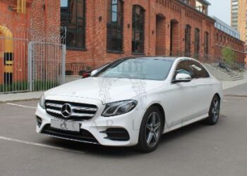 Аренда автомобилей бизнес-класса на свадьбу: роскошь и комфорт в ваш особенный день