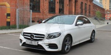 Аренда автомобилей бизнес-класса на свадьбу: роскошь и комфорт в ваш особенный день