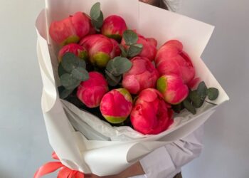 Букеты из пионов: изысканная красота и аромат лета
