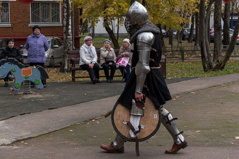 Репортаж из московского двора, куда вернулось Средневековье 