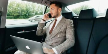 Аренда автомобиля с водителем: удобство и комфорт для деловых поездок и отдыха