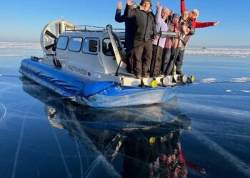 Экскурсия на Ольхон на хивусе: путешествие по льду Байкала