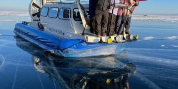 Экскурсия на Ольхон на хивусе: путешествие по льду Байкала