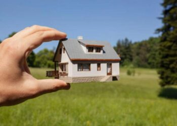 Как избежать проблем при покупке участка в коттеджном посёлке в России?