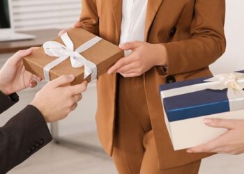 Новогодние корпоративные сувениры: идеи и советы по выбору