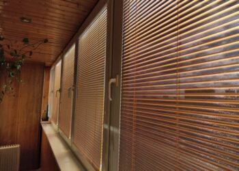 Горизонтальные жалюзи: виды, материалы, особенности установки и ухода