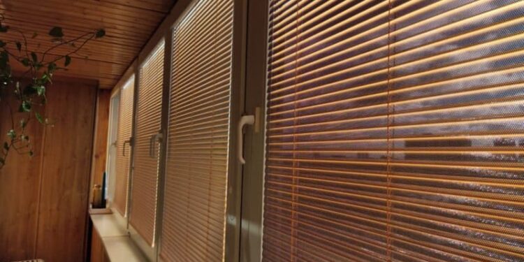 Горизонтальные жалюзи: виды, материалы, особенности установки и ухода