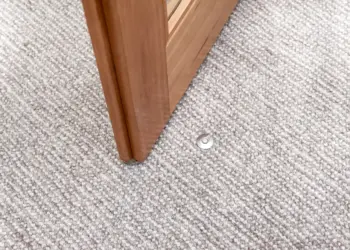 Дверные стопоры: как выбрать идеальный ограничитель для вашего дома