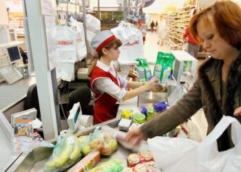 ФАС рассмотрит обращение о ценах на пакеты в супермаркетах