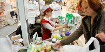 ФАС рассмотрит обращение о ценах на пакеты в супермаркетах