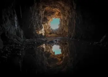 Геолог выпил самую древнюю воду Земли из шахты в Канаде и раскрыл ее вкус