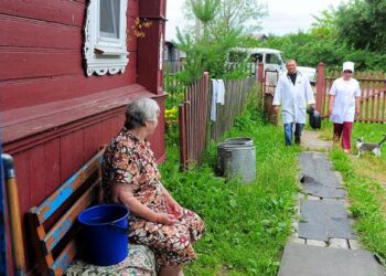 «Халат есть? Значит, доктор»: На селе больных начнут лечить фельдшеры с акушерами