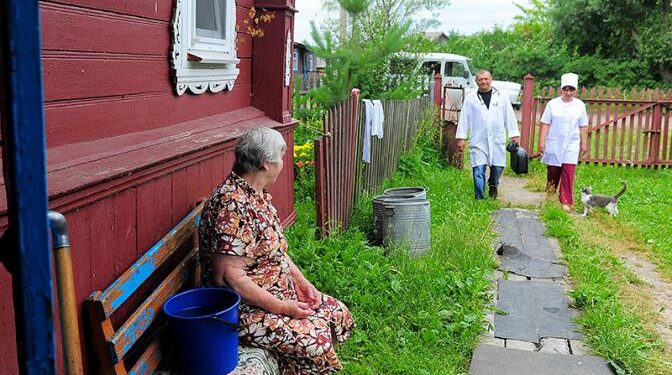 «Халат есть? Значит, доктор»: На селе больных начнут лечить фельдшеры с акушерами