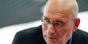 «Я их суд не признаю»: Бориса Акунина приговорили к 14 годам лишения свободы