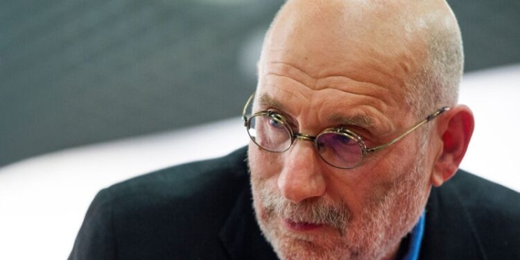 «Я их суд не признаю»: Бориса Акунина приговорили к 14 годам лишения свободы