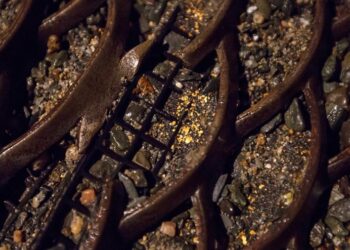 Кабмин предложил уголовное наказание за добычу золота без уплаты налогов