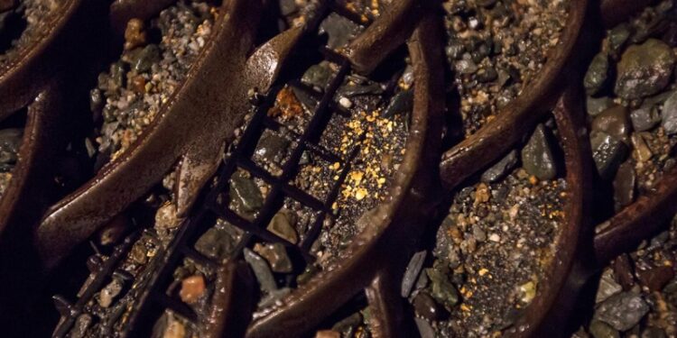 Кабмин предложил уголовное наказание за добычу золота без уплаты налогов