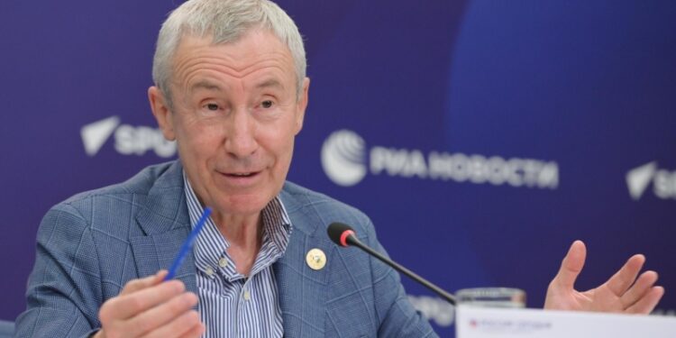 Климов назвал словоблудием слухи о его уходе из Совета Федерации