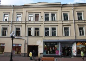 На Арбате выставили на аукцион 9-комнатную квартиру в доме-памятнике
