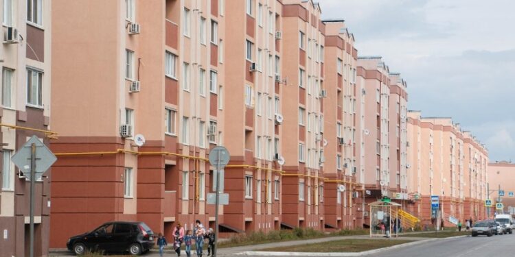 Названы мегаполисы, где в июле снизились цены на жилье в новостройках