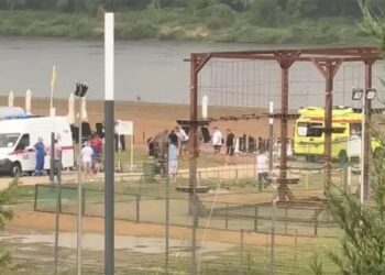 «Погибли те, кто был босиком»: молния убила трех человек на пляже под Тулой