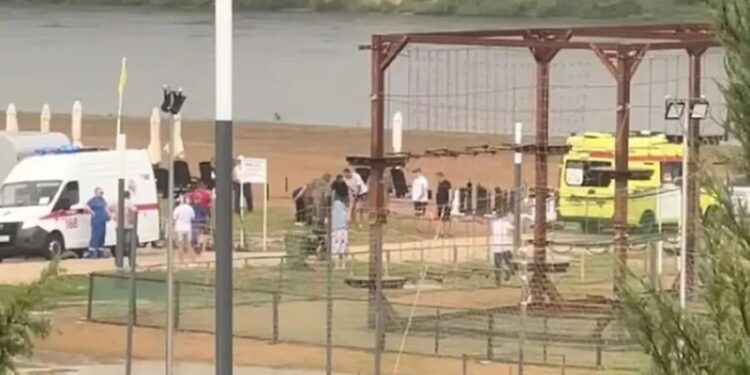 «Погибли те, кто был босиком»: молния убила трех человек на пляже под Тулой