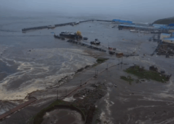 После мощного землетрясения у берегов Камчатки зафиксированы волны до 4 метров. Объявлена угроза цунами