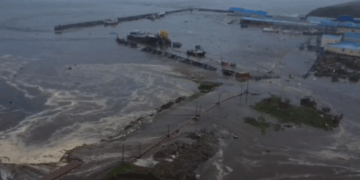 После мощного землетрясения у берегов Камчатки зафиксированы волны до 4 метров. Объявлена угроза цунами