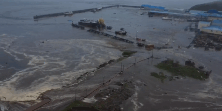 После мощного землетрясения у берегов Камчатки зафиксированы волны до 4 метров. Объявлена угроза цунами