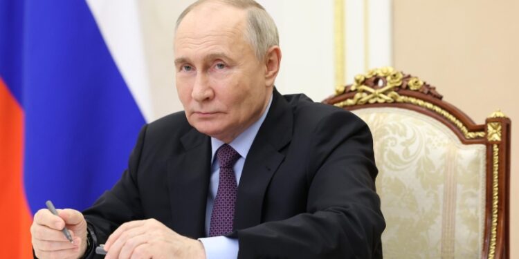 Путин дал поручения в сфере социальной политики, культуры и спорта