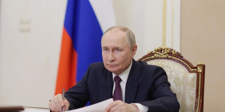 Путин подписал закон о скидках при дарении жилья близким родственникам