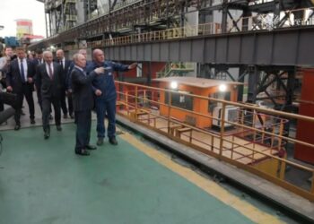 Путин пообщался с Жогой и Текслером во время поездки по Магнитогорску