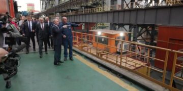 Путин пообщался с Жогой и Текслером во время поездки по Магнитогорску