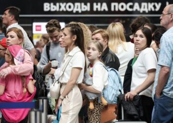 «Пытаюсь улететь, пока без результатов»: московские аэропорты встали из-за атак БПЛА