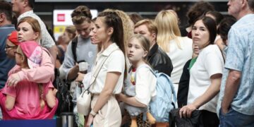 «Пытаюсь улететь, пока без результатов»: московские аэропорты встали из-за атак БПЛА