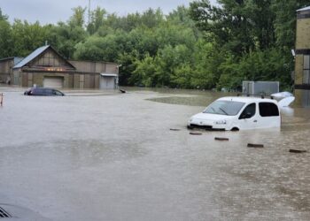 Рухнувший мост, сапборды и тонущие машины: Москву снова затопило из-за тропического ливня