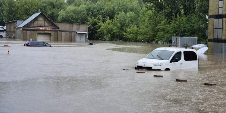 Рухнувший мост, сапборды и тонущие машины: Москву снова затопило из-за тропического ливня