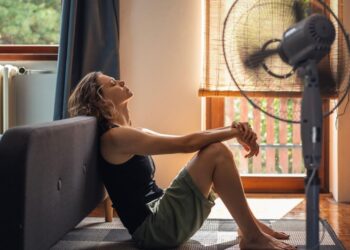 Сквозняк и простыня: как охладить в жару загородный дом без