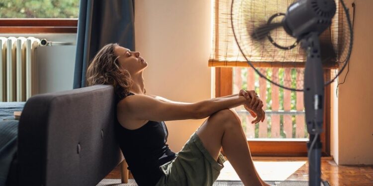 Сквозняк и простыня: как охладить в жару загородный дом без