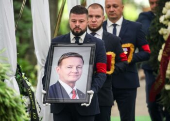 Слезы матери и прощание девушки Полины: как хоронили Романа Старовойта