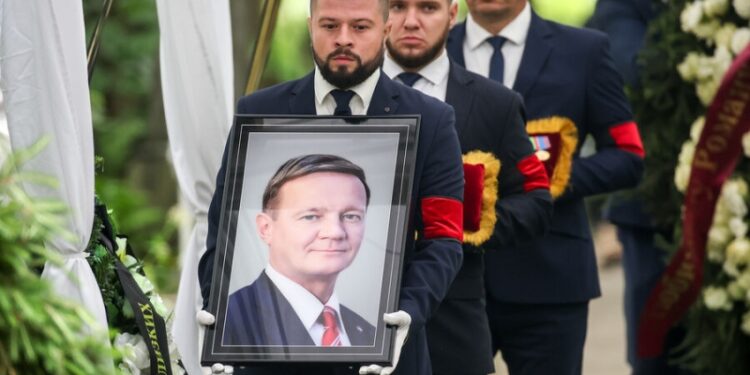 Слезы матери и прощание девушки Полины: как хоронили Романа Старовойта