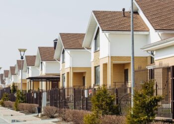 Стали большой редкостью: так менялись цены и спрос на таунхаусы в