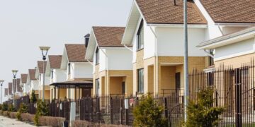 Стали большой редкостью: так менялись цены и спрос на таунхаусы в