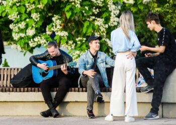 «Торговец овощами делиться интернетом не хочет!» Как в России учатся жить оффлайн