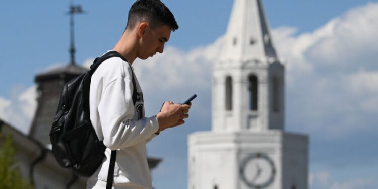 «Угроза очевидна»: в Кремле объяснили, зачем в России отключают мобильный интернет