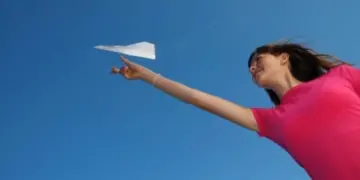 В Японии смоделировали движение бумажного самолётика, брошенного с МКС