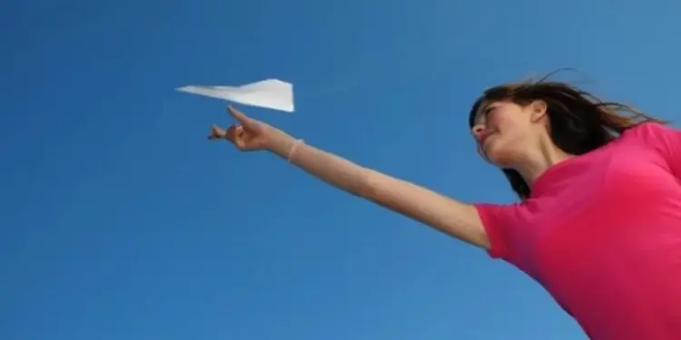 В Японии смоделировали движение бумажного самолётика, брошенного с МКС