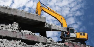 В Москве снесли две самовольно построенные гостиницы в 5 тыс