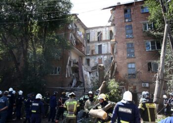 «Возвращаюсь, а подъезда нет». В Астрахани обрушилась часть дома, под завалами ищут людей