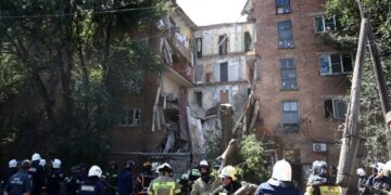 «Возвращаюсь, а подъезда нет». В Астрахани обрушилась часть дома, под завалами ищут людей